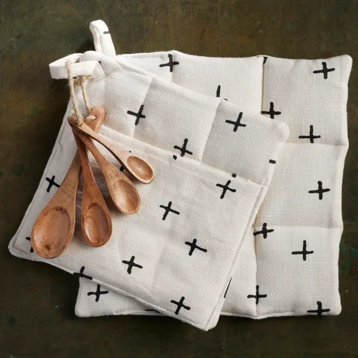 Set of 2 Pot Holders & Acacia Wooden Measuring Spoon Set